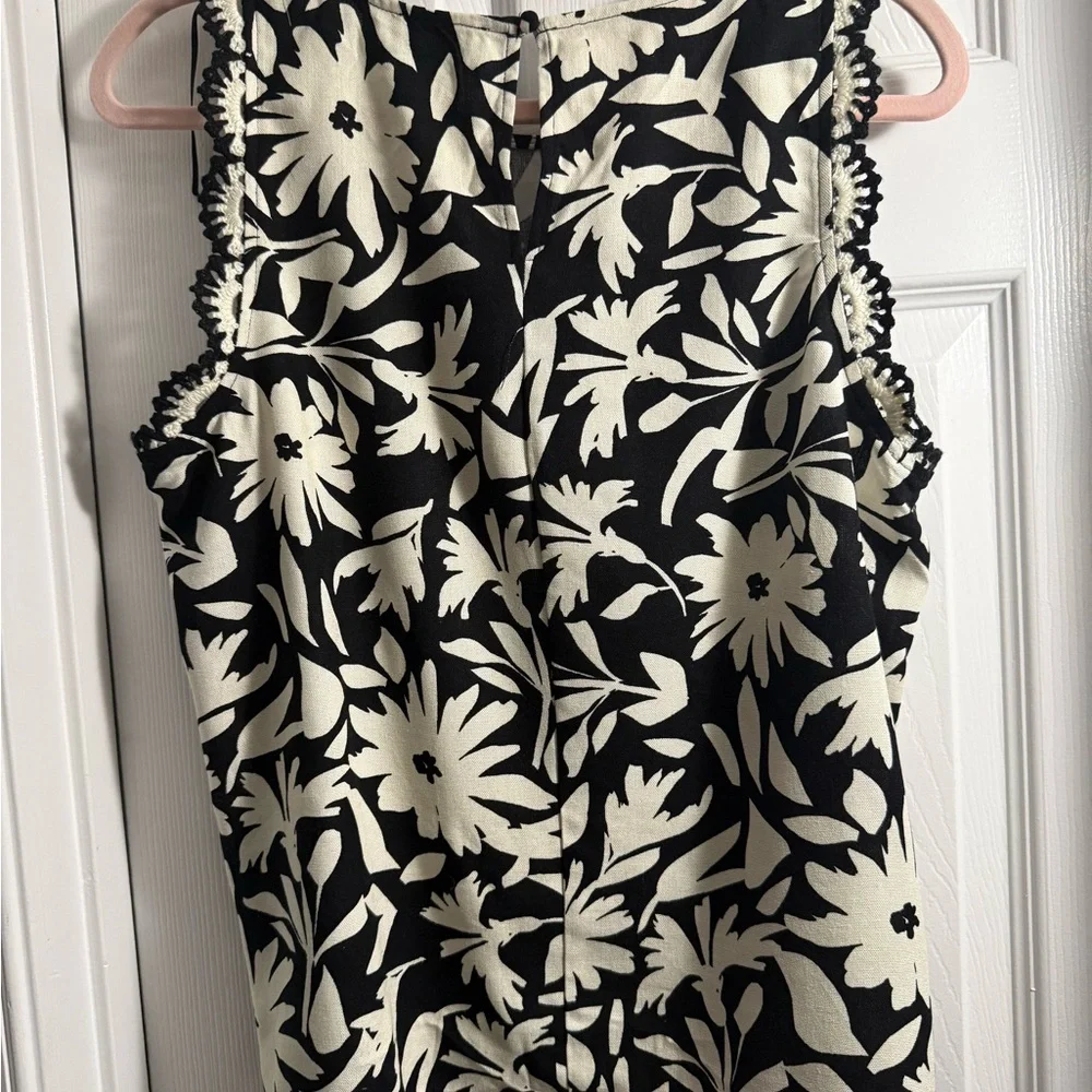 CeCe Black and White Floral Sleeveless Blouse - Picture 4 of 6